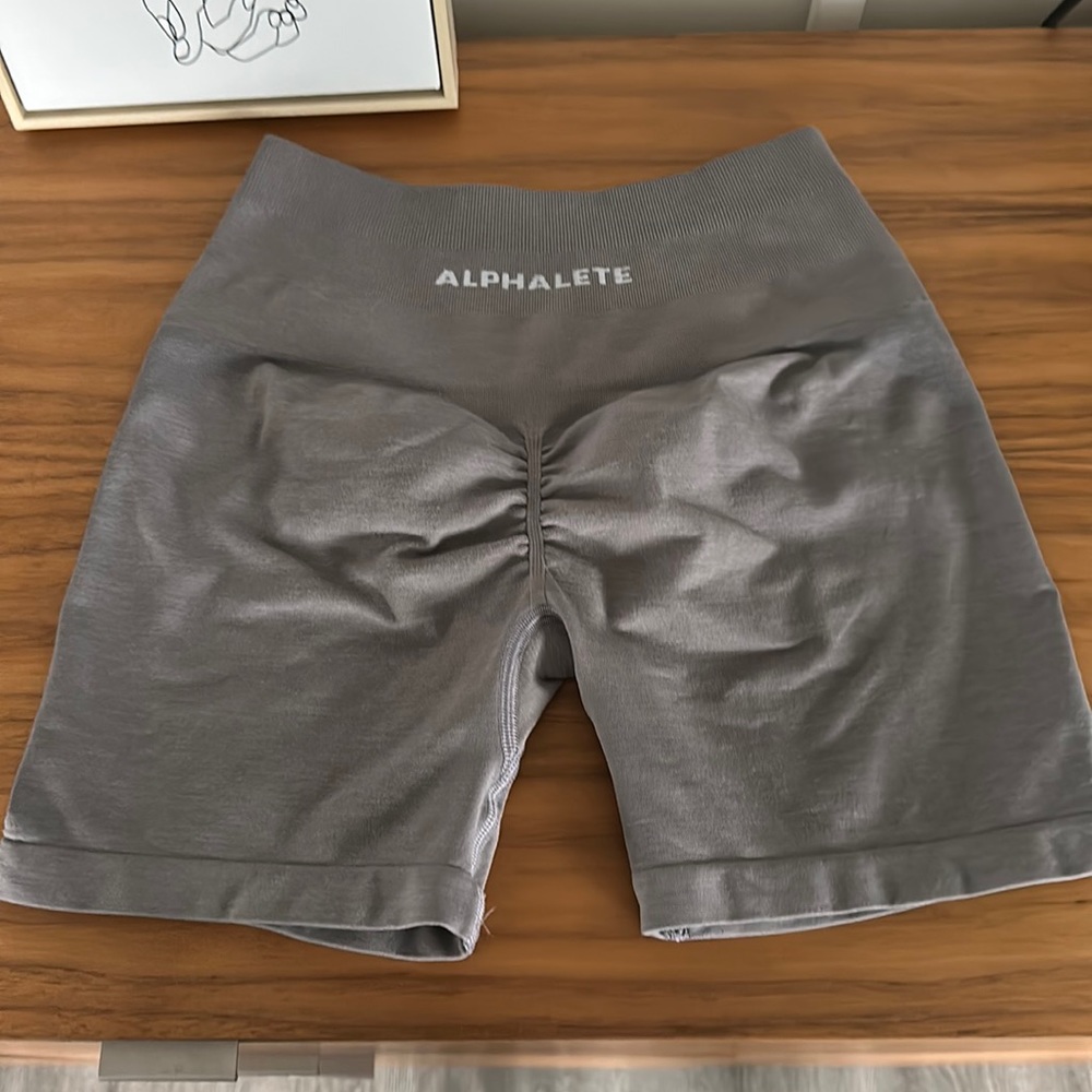 Alphalete amplify shorts - storm gray